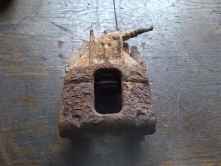 bontott FORD FOCUS I Bal első Féknyereg Munkahengerrel