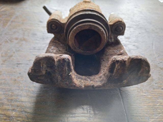 bontott FORD FOCUS I Bal első Féknyereg Munkahengerrel