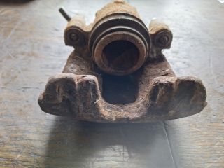 bontott FORD FOCUS I Bal első Féknyereg Munkahengerrel