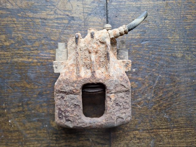 bontott FORD FOCUS I Bal első Féknyereg Munkahengerrel