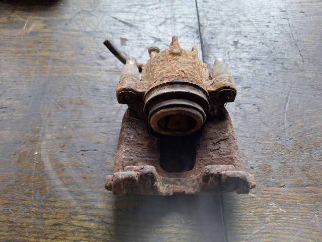 bontott FORD FOCUS I Bal első Féknyereg Munkahengerrel