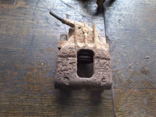 bontott FORD FOCUS I Jobb első Féknyereg Munkahengerrel