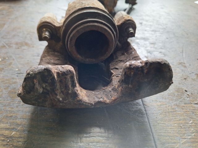 bontott FORD FOCUS I Jobb első Féknyereg Munkahengerrel