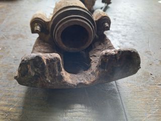 bontott FORD FOCUS I Jobb első Féknyereg Munkahengerrel