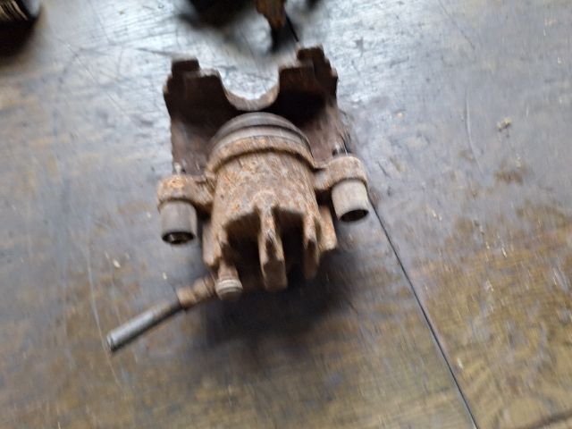 bontott FORD FOCUS I Jobb első Féknyereg Munkahengerrel