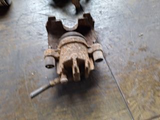 bontott FORD FOCUS I Jobb első Féknyereg Munkahengerrel