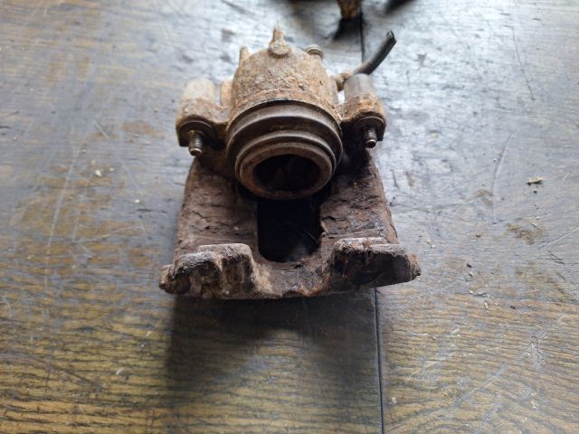 bontott FORD FOCUS I Jobb első Féknyereg Munkahengerrel