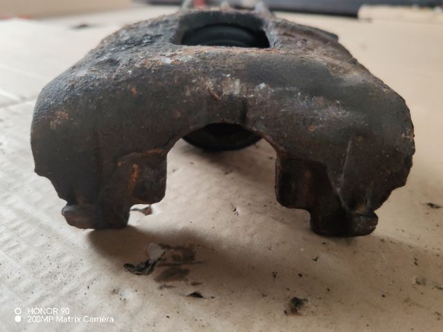 bontott FORD FOCUS I Bal első Féknyereg Munkahengerrel