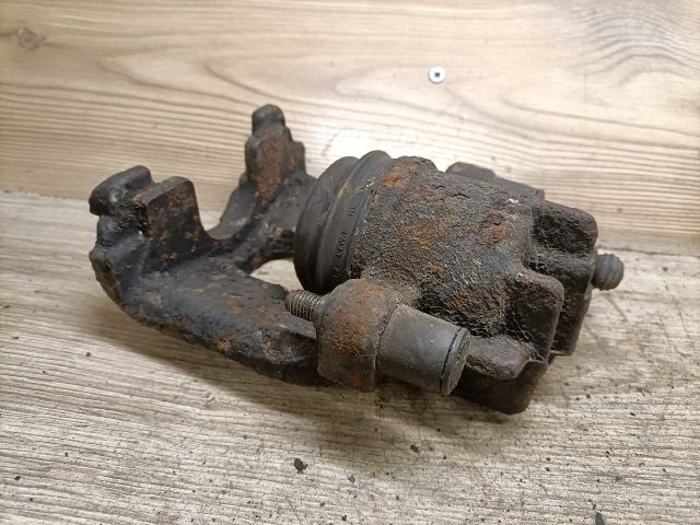 bontott FORD FOCUS I Bal első Féknyereg Munkahengerrel