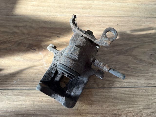 bontott FORD FOCUS I Bal hátsó Féknyereg Munkahengerrel