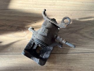 bontott FORD FOCUS I Bal hátsó Féknyereg Munkahengerrel