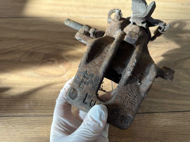 bontott FORD FOCUS I Bal hátsó Féknyereg Munkahengerrel