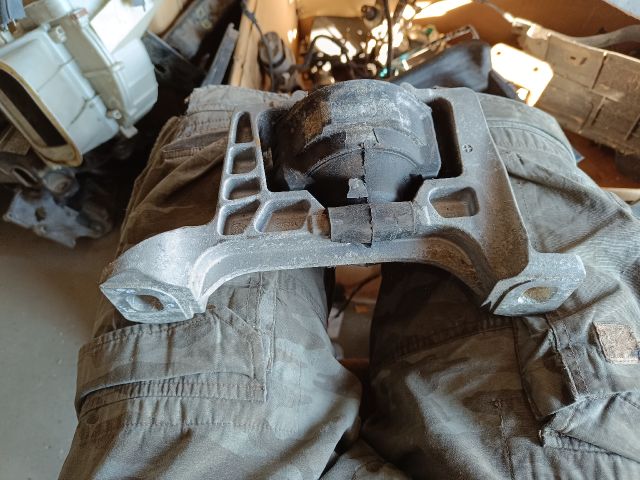 bontott FORD FOCUS I Motor Tartó Bak (Fém)