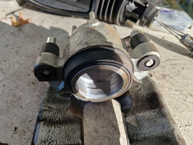 bontott FORD FOCUS I Jobb első Féknyereg Munkahengerrel