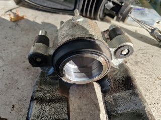 bontott FORD FOCUS I Jobb első Féknyereg Munkahengerrel