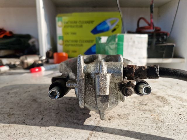 bontott FORD FOCUS I Jobb első Féknyereg Munkahengerrel