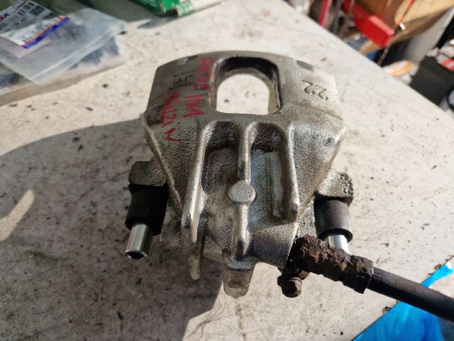 bontott FORD FOCUS I Jobb első Féknyereg Munkahengerrel