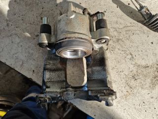 bontott FORD FOCUS I Jobb első Féknyereg Munkahengerrel