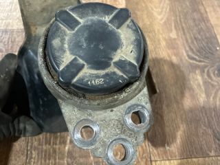 bontott FORD FOCUS I Motor Tartó Bak Jobb