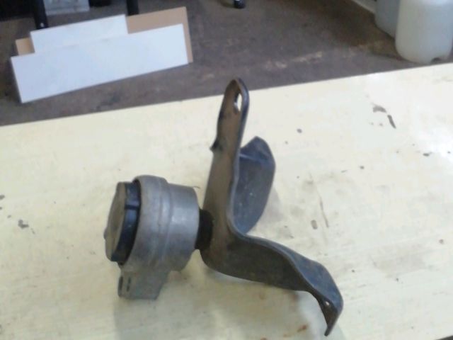 bontott FORD FOCUS I Motor Tartó Bak Jobb