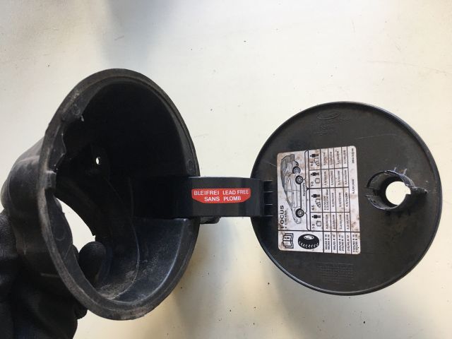 bontott FORD FOCUS I Tanksapka