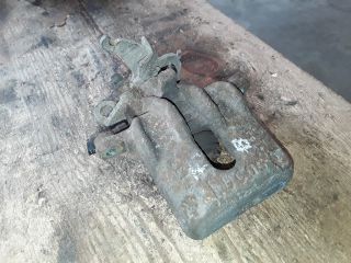 bontott FORD FOCUS I Bal hátsó Féknyereg Munkahengerrel