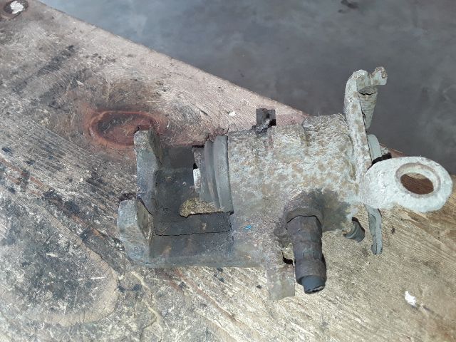 bontott FORD FOCUS I Bal hátsó Féknyereg Munkahengerrel