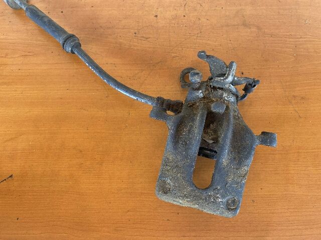 bontott FORD FOCUS I Bal hátsó Féknyereg Munkahengerrel