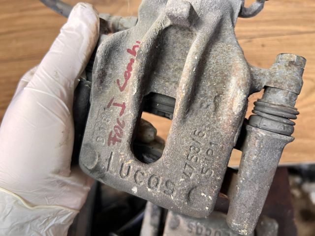 bontott FORD FOCUS I Bal hátsó Féknyereg Munkahengerrel