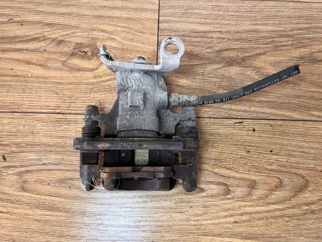 bontott FORD FOCUS I Bal hátsó Féknyereg Munkahengerrel