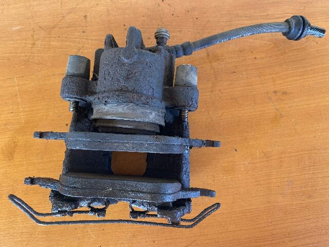 bontott FORD FOCUS I Jobb első Féknyereg Munkahengerrel