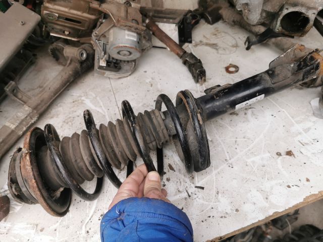 bontott FORD FOCUS I Jobb első Gólyaláb (Lengécsillapító, Rugó)