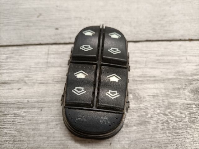 bontott FORD FOCUS I Ablakemelő Kapcsoló Négyes / Kettes