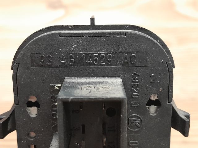 bontott FORD FOCUS I Ablakemelő Kapcsoló Négyes / Kettes