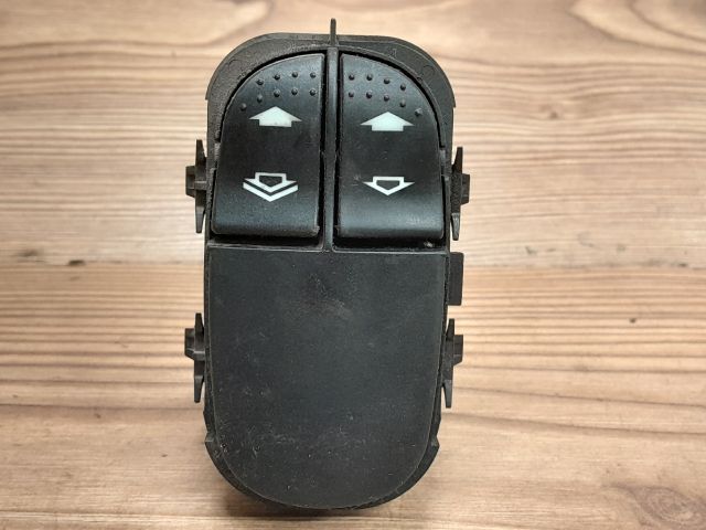 bontott FORD FOCUS I Ablakemelő Kapcsoló Négyes / Kettes