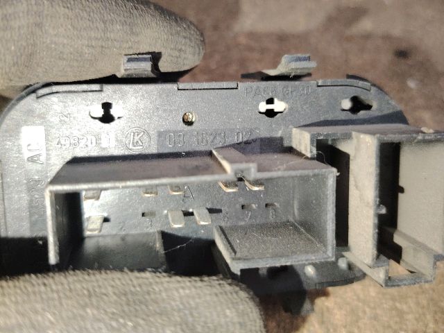 bontott FORD FOCUS I Ablakemelő Kapcsoló Négyes / Kettes