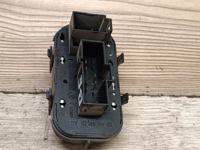 bontott FORD FOCUS I Ablakemelő Kapcsoló Négyes / Kettes