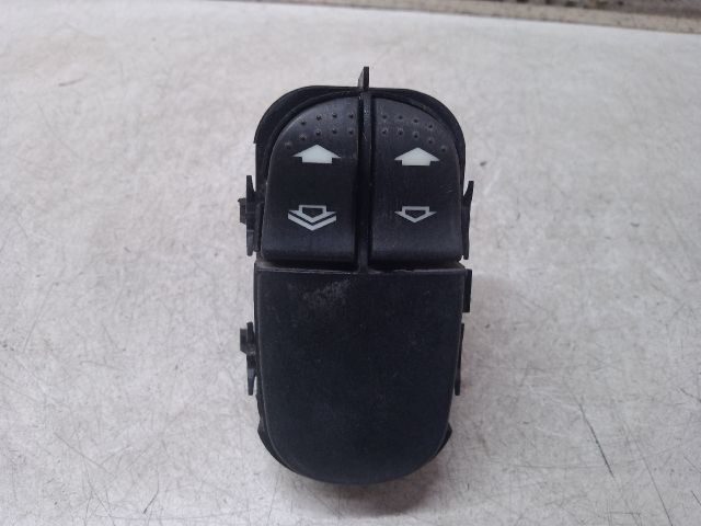 bontott FORD FOCUS I Ablakemelő Kapcsoló Négyes / Kettes