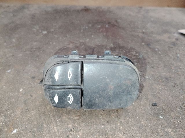 bontott FORD FOCUS I Ablakemelő Kapcsoló Négyes / Kettes