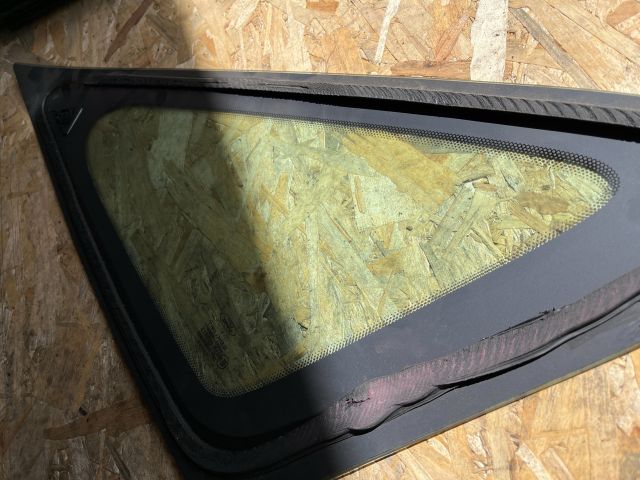 bontott FORD FOCUS I Bal C Oszlop Oldalablak Üveg