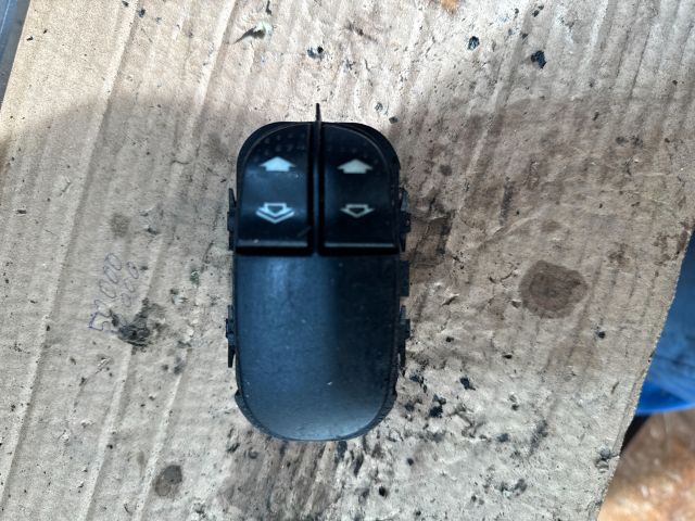 bontott FORD FOCUS I Bal első Ablakemelő Kapcsoló