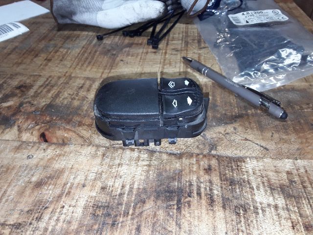 bontott FORD FOCUS I Bal első Ablakemelő Kapcsoló