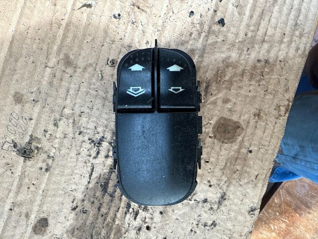 bontott FORD FOCUS I Bal első Ablakemelő Kapcsoló
