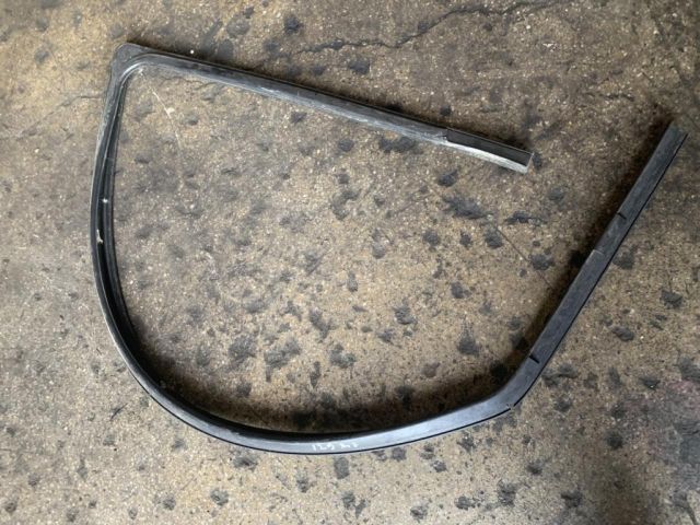 bontott FORD FOCUS I Bal első Ablakvezető Gumi