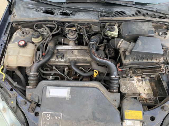 bontott FORD FOCUS I Bal első Dobbetét (Kerékjárati, Műanyag)