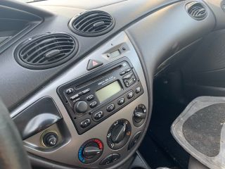 bontott FORD FOCUS I Bal első Dobbetét (Kerékjárati, Műanyag)