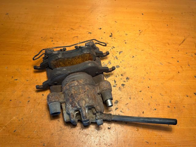 bontott FORD FOCUS I Bal első Féknyereg Munkahengerrel