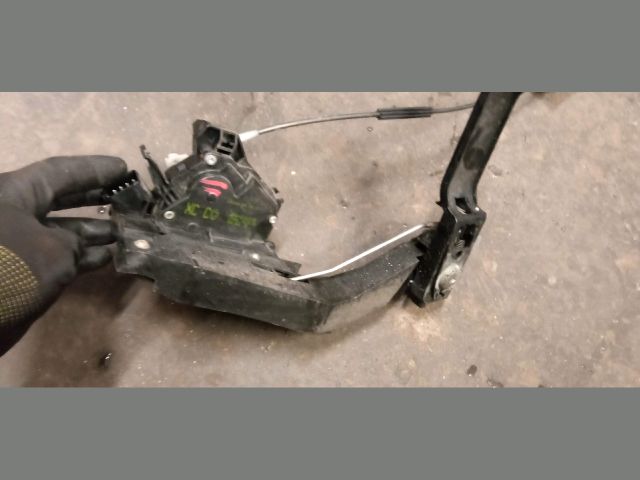 bontott FORD FOCUS I Bal első Központizár Motor