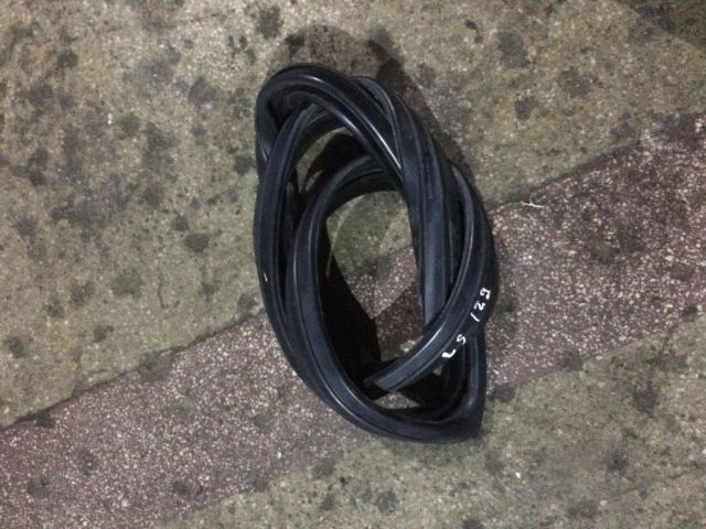 bontott FORD FOCUS I Bal hátsó Ablakvezető Gumi