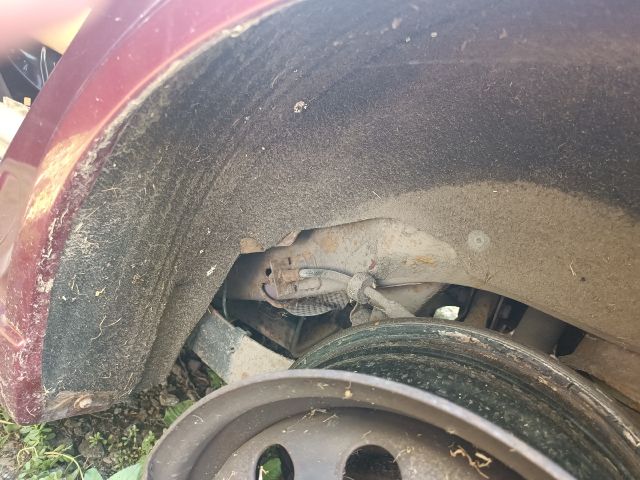 bontott FORD FOCUS I Bal hátsó Dobbetét (Kerékjárati, Műanyag)